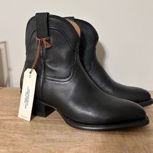 Black leather Tecovas boots